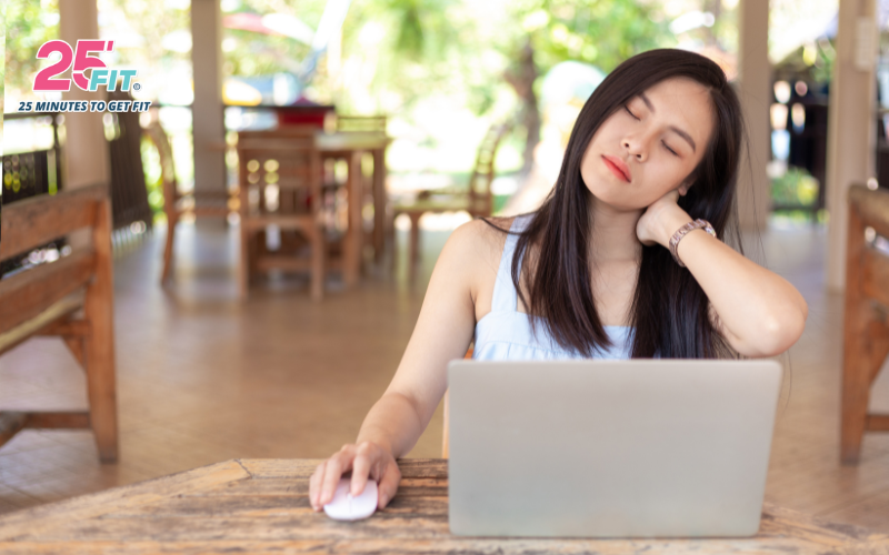 Đau mỏi vai gáy là triệu chứng phổ biến ở những người làm việc văn phòng, ngồi một chỗ trong thời gian dài