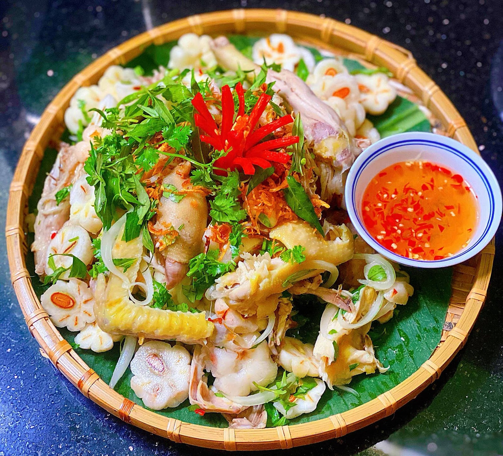 Sử dụng nhiều rau xanh trộn gỏi như rau diếp cá, cà rốt, hành tây... để tăng cường lượng chất xơ và dinh dưỡng