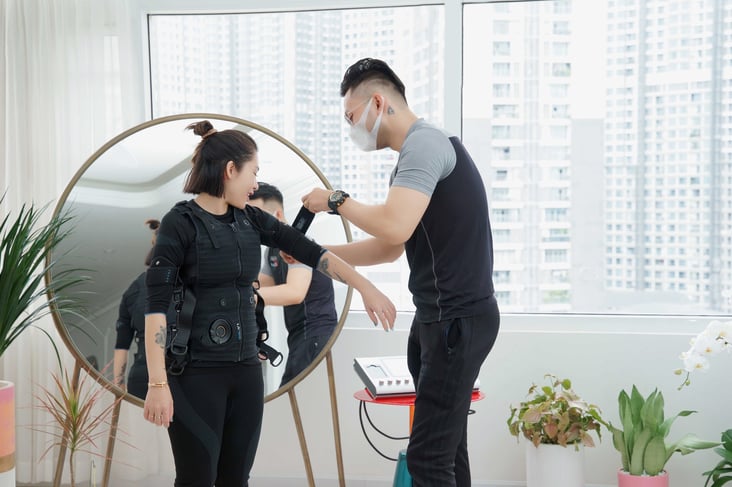voi-25-fit-at-home-huan-luyen-vien-mang-theo-day-du-thiet-bi-tap-luyen