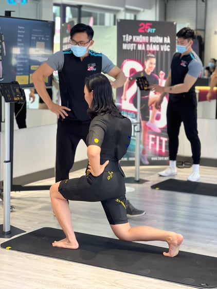 Chị Nhã rất hài lòng khi trải nghiệm công nghệ EMS Training mới tại 25 FIT