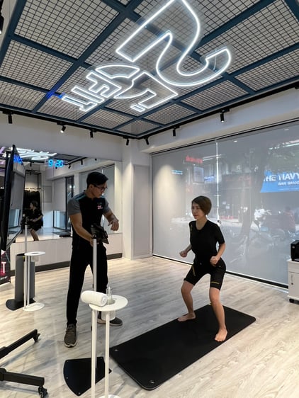 Bộ suit không dây cùng cường độ điện mạnh giúp chị Mi thoải mái tận hưởng buổi tập