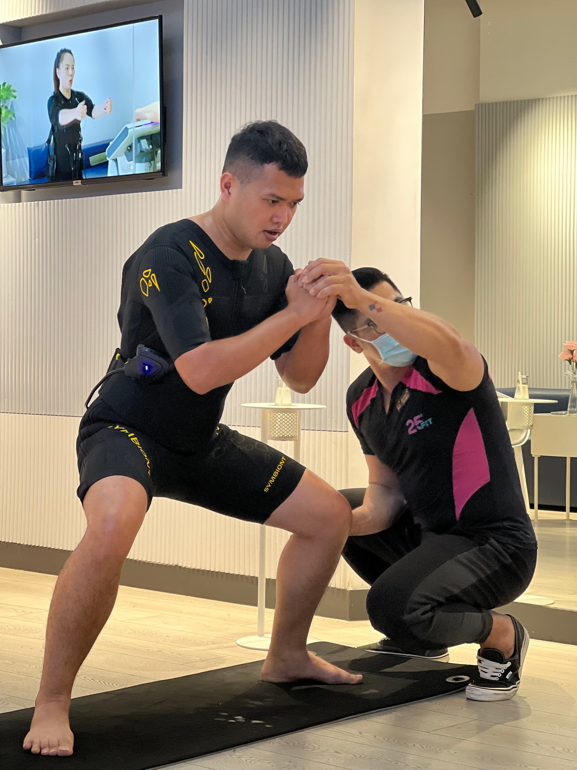 Tập luyện EMS Training cùng huấn luyện viên tại 25 FIT