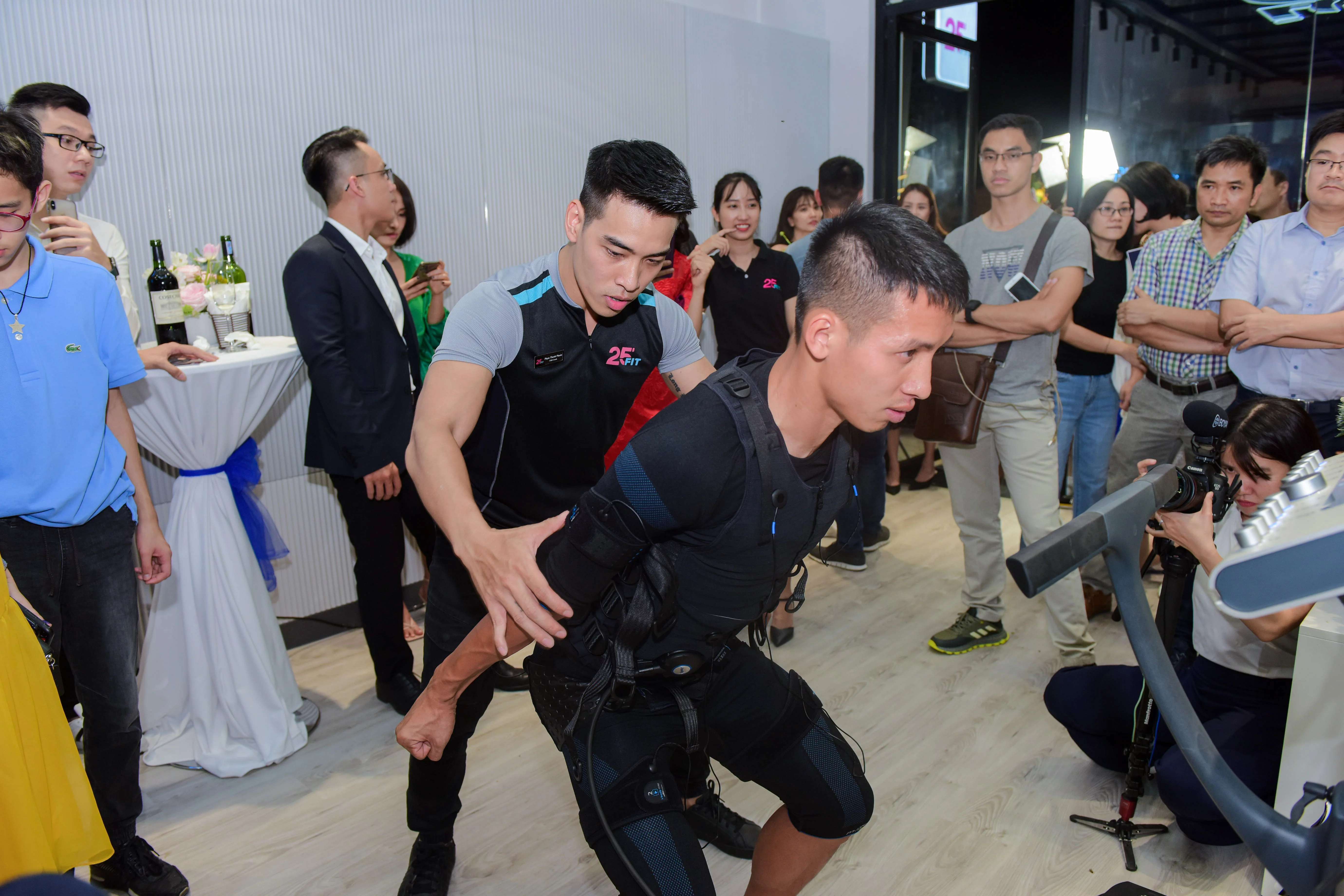 QUẢ BÓNG VÀNG ĐỖ HÙNG DŨNG TRẢI NGHIỆM EMS TẠI 25 FIT LÝ THƯỜNG KIỆT